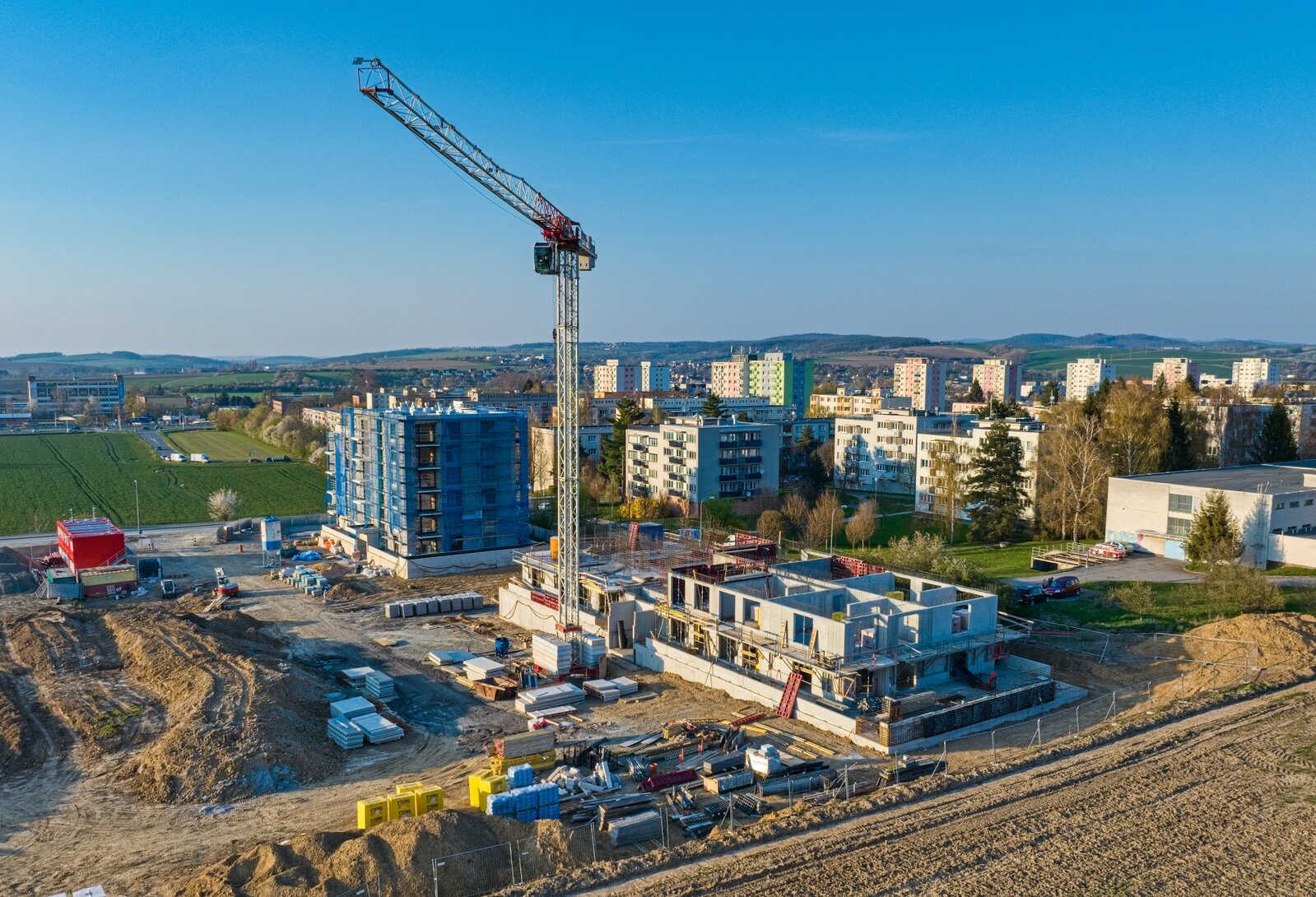 Finišujeme FASÁDU A1 a současně HRUBÁ STAVBA B1 je ve své polovině